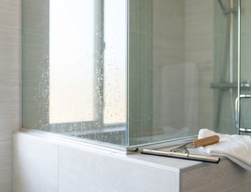 Glas richtig pflegen: Schritt-für-Schritt-Anleitung für Dusche, Küchenrückwand, Glastrennwand & Fenster